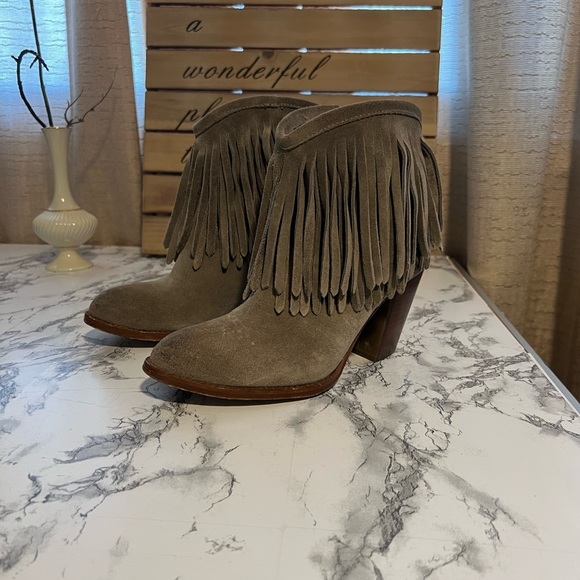 Frye Gray Fringe Short Boots size 6B Ilana Bootie Ankle Boot Western - Picture 12 of 13